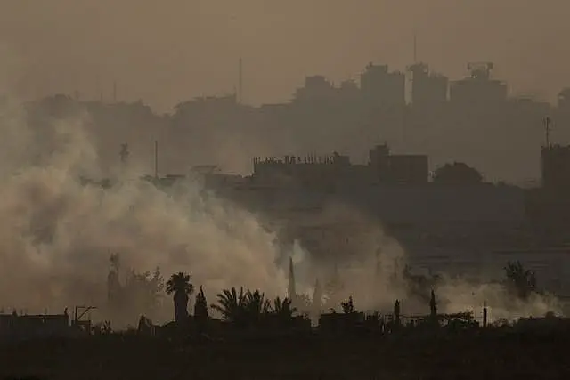 A fumaça sobe ao céu após uma explosão na Faixa de Gaza vista do sul de Israel, segunda-feira, 13 de maio de 2024