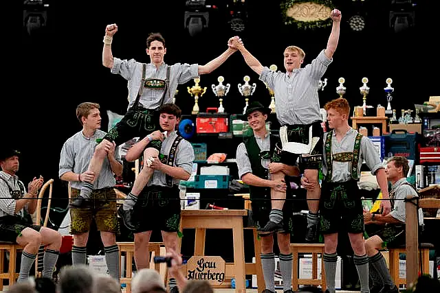 Fingerhakeln competitors