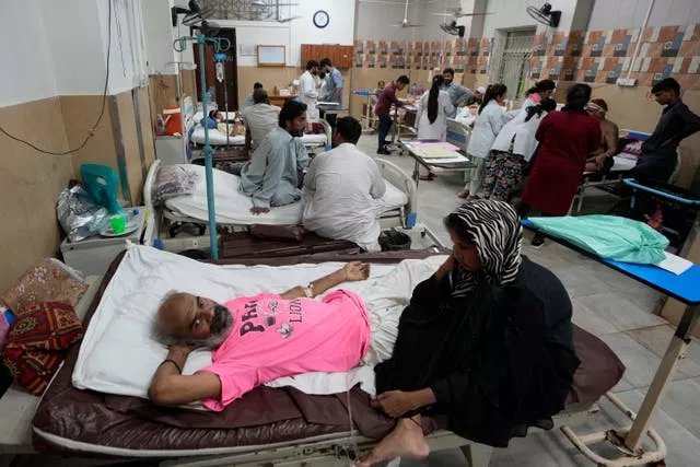 Pacientes com insolação recebem tratamento em um hospital em Karachi 
