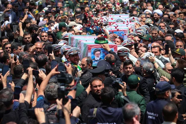 Os caixões cobertos com bandeiras do presidente Ebrahim Raisi e seus companheiros que morreram em um acidente de helicóptero, durante a cerimônia fúnebre na cidade de Mashhad