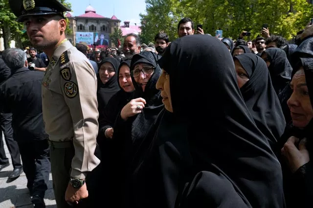 Pessoas choram durante a cerimônia fúnebre do falecido ministro das Relações Exteriores iraniano, Hossein Amirabdollahian