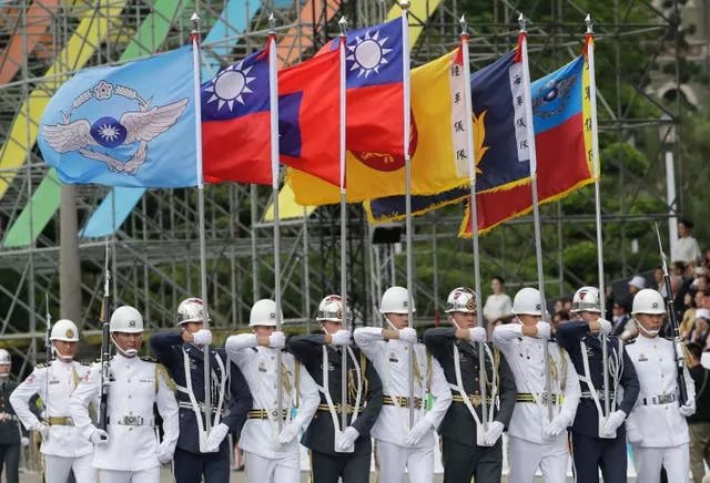 Membros de uma guarda de honra seguram bandeiras durante cerimônia de posse do presidente de Taiwan, Lai Ching-te, em Taipei 