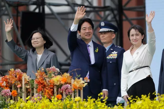O novo presidente de Taiwan, Lai Ching-te, ao centro, o vice-presidente Hsiao Bi-khim, à direita, e o ex-presidente Tsai Ing-wen durante uma cerimônia de posse em Taipei 