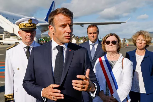 Presidente francês Emmanuel Macron chegando ao aeroporto internacional Noumea n La Tontouta, na Nova Caledônia 
