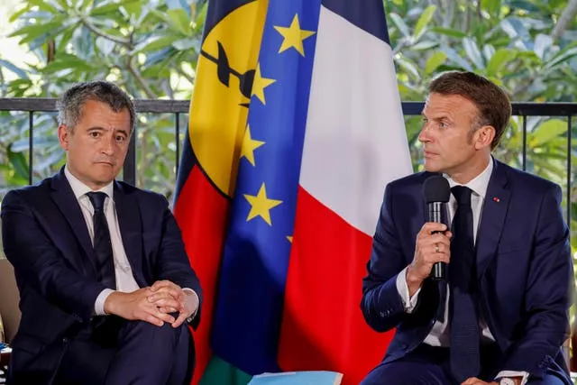 Macron com o ministro francês do Interior e do Exterior, Gerald Darmanin, à esquerda, durante uma reunião com autoridades eleitas da Nova Caledônia na residência do Alto Comissário francês em Noumea 