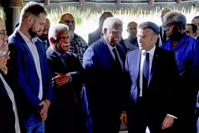 Macron, segundo à direita, falou com o presidente da Nova Caledônia, Louis Mapou, segundo à esquerda 