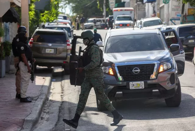 Polícia do Haiti em patrulha