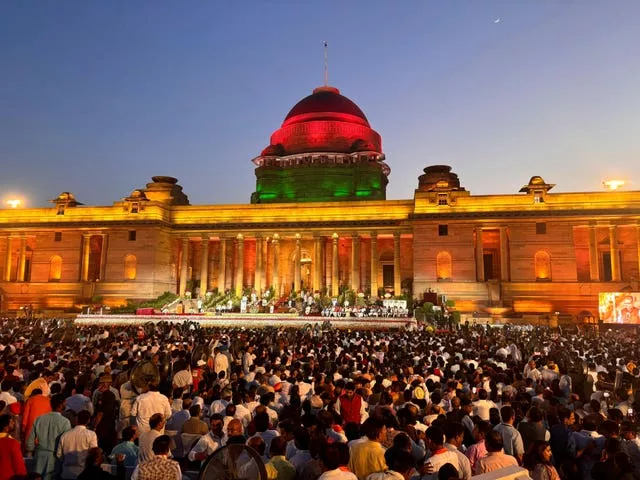 مردم شاهد سوگند نارندرا مودی به عنوان نخست وزیر هند توسط رئیس جمهور دراپادی مورمو در Rashtrapati Bhawan در دهلی نو، هند هستند.