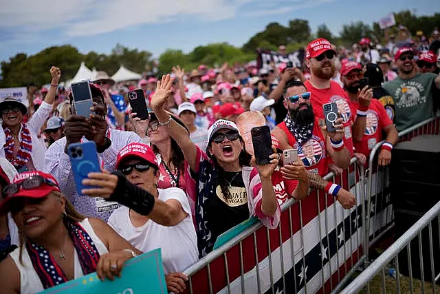 Trump supporters cheer in the heat