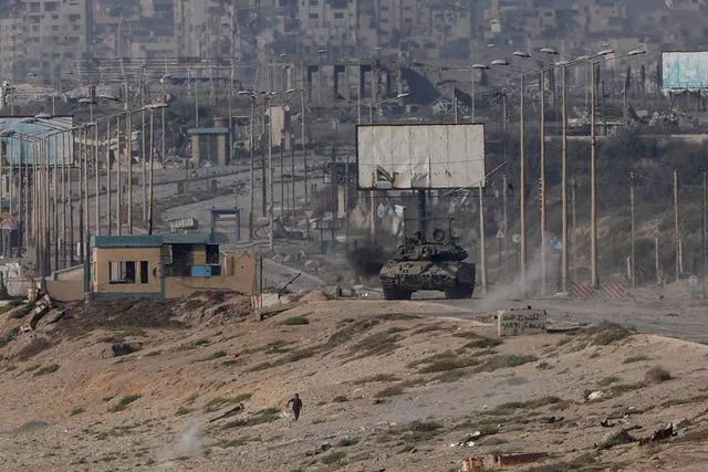 Palestinian runs from a tank