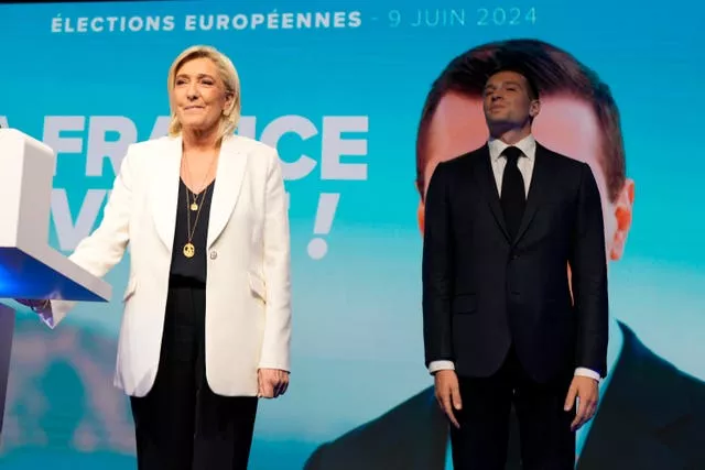 La leader française d'extrême droite Marine Le Pen et le chef du parti d'extrême droite Rassemblement National, Jordan Bardella, au siège du parti le soir des élections à Paris 
