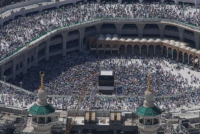Milhares de peregrinos circundam o edifício cúbico da Kaaba