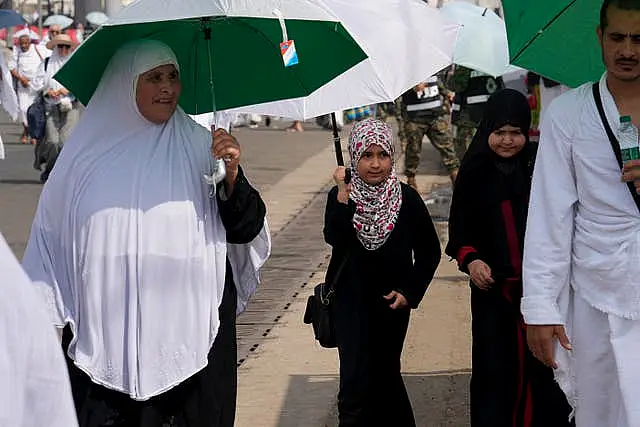 Muslim pilgrims arrive