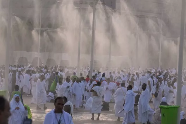 آب ریختن بر زائران مسلمان