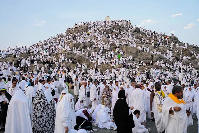 Cientos de peregrinos en el Monte de la Misericordia