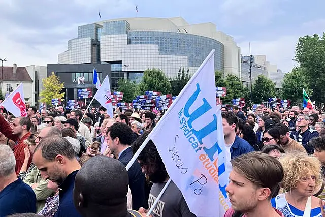 Uma manifestação com faixas em Paris