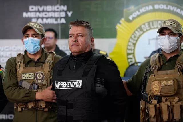 Bolivian police with detained Juan Jose Zuniga in La Paz 