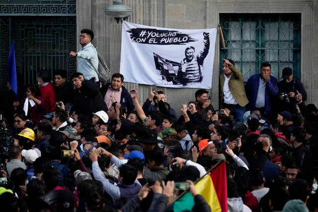 玻利维亚总统路易斯·阿尔塞的支持者聚集在拉巴斯的穆里略广场