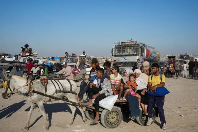 Palestinians flee the Khan Younis area 