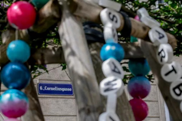 Swifties have fixed bracelets on a tree in the Cornelusgasse in the city centre 