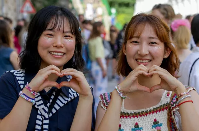 South Korean Taylor Swift fans make the 'heart' sign 