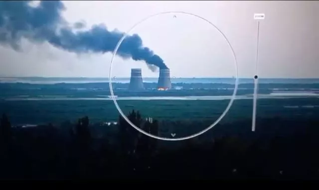 El humo sale de la torre de enfriamiento de la central nuclear de Zaporizhzhia en un área controlada por Rusia de Energodar, región de Zaporizhzhya, Ucrania