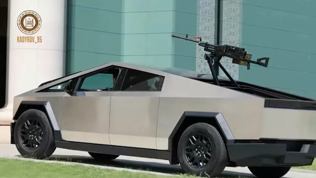 Tesla Cybertruck equipped with a machine gun