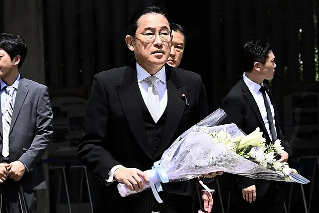 Fumio Kishida visits the Chidorigafuchi National Cemetery