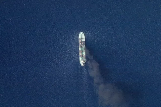 Imagen de satélite del petrolero Sounion en llamas en el Mar Rojo