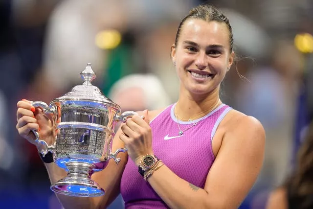 Aryna Sabalenka holds the US Open trophy