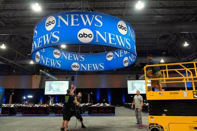 Se instalan carteles en el centro de presentación de medios antes del debate presidencial entre el candidato presidencial republicano Donald Trump y la candidata presidencial demócrata Kamala Harris en Filadelfia.