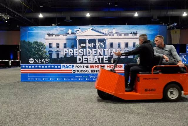 Letreros en el centro de información para los medios antes del debate presidencial entre el candidato presidencial republicano Donald Trump y la candidata presidencial demócrata Kamala Harris en Filadelfia.