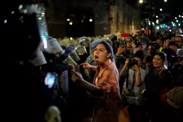 Judicial workers argue with the police 