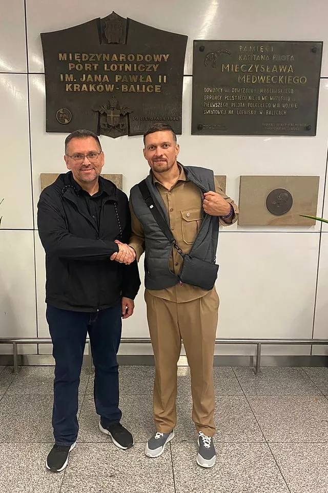 Oleksandr Usyk shakes hands with the Ukrainian consul general in Krakow 