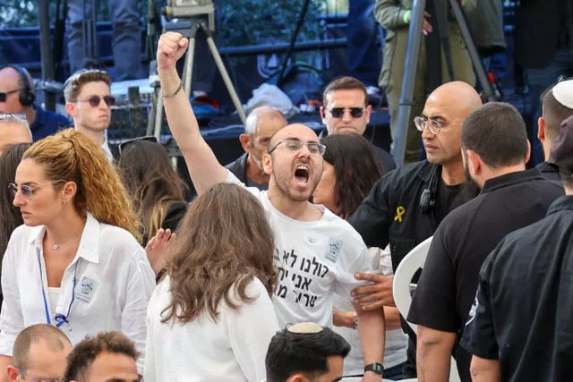 A man shouting at Israeli Prime Minister Benjamin Netanyahu