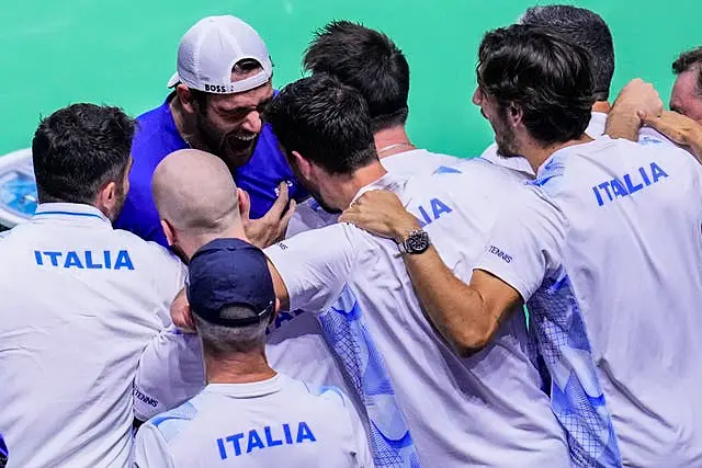 Matteo Berrettini celebrates beating Botic van de Zandschulp with the Italian team