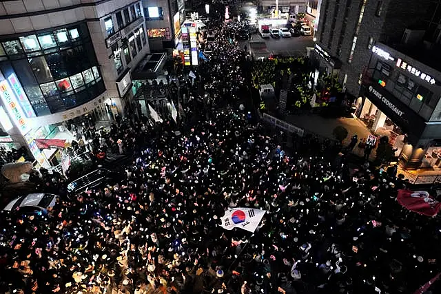 Participantes organizam uma manifestação para exigir o impeachment do presidente sul-coreano, Yoon Suk Yeol, em frente à sede do Partido do Poder Popular, no poder, em Seul, Coreia do Sul