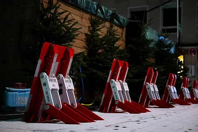 Mobile vehicle barriers can be seen behind the stalls at the Christmas market on Rotkreuzplatz in Munich