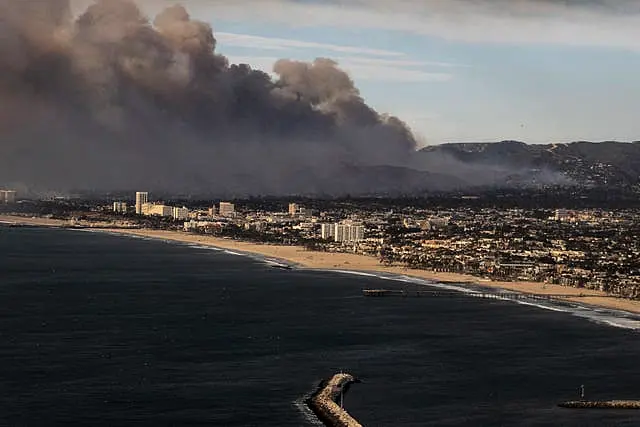 Smoke from the Palisades fire seen during a commercial flight to Los Angeles 