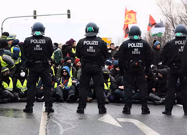 Police stand guard during a demonstration ahead of the AfD’s party conference in Riesa 