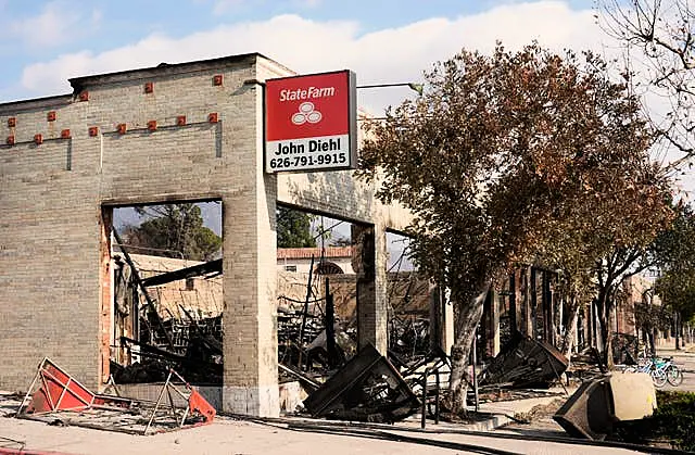 Restos de um imóvel destruído por um incêndio