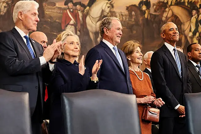 Mantan presiden Bill Clinton, mantan menteri luar negeri Hillary Clinton, mantan presiden George W Bush, mantan ibu negara Laura Bush dan mantan presiden Barack Obama di Rotunda US Capitol di Washington 