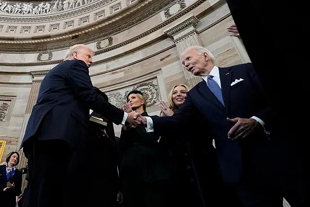 Presiden Donald Trump berjabat tangan dengan mantan presiden Joe Biden setelah dilantik sebagai presiden Amerika Serikat ke-47 pada Pelantikan Presiden ke-60 di Rotunda US Capitol di Washington