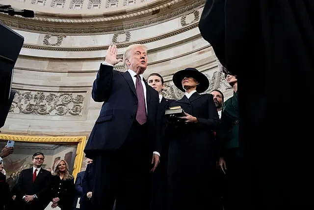 Donald Trump dilantik sebagai presiden Amerika Serikat ke-47 oleh Ketua Hakim John Roberts saat Melania Trump memegang Alkitab pada Pelantikan Presiden ke-60 di Rotunda US Capitol di Washington