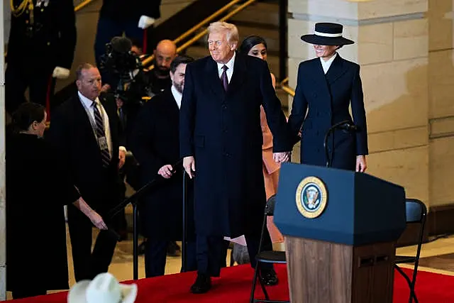 Presiden Donald Trump dan ibu negara Melania Trump tiba untuk berbicara di Aula Emansipasi setelah Pelantikan Presiden ke-60 di US Capitol di Washington 