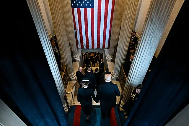 Presiden Donald Trump dan ibu negara Melania Trump berangkat setelah Pelantikan Presiden ke-60 di Rotunda US Capitol di Washington