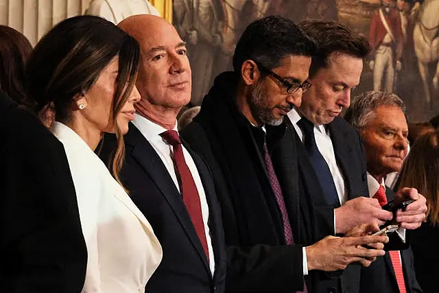 Dari kiri, Lauren Sanchez, Jeff Bezos, Sundar Pichai dan Elon Musk di Rotunda US Capitol di Washington