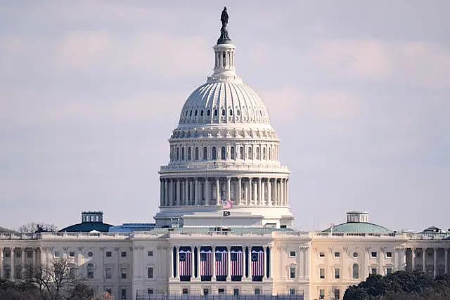 Bendera AS di US Capitol dikibarkan pada hari Pelantikan Presiden ke-60 di Washington