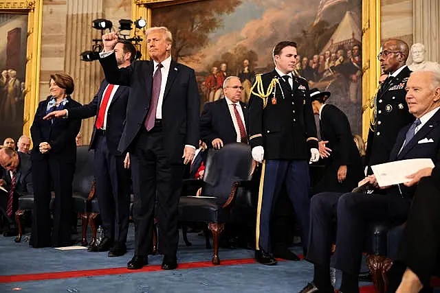 Presiden Donald Trump memberi isyarat pada Pelantikan Presiden ke-60 di Rotunda US Capitol di Washington 