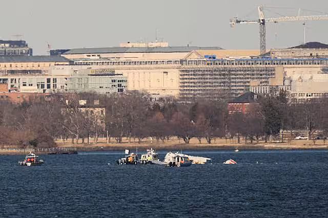Families visit crash site days after deadliest US air disaster in a generation | BreakingNews.ie Families visit crash site days after deadliest US air disaster in a generation | BreakingNews.ie